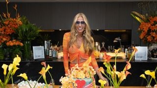 Bolo simples com flores e 'convidada inusitada': Adriane Galisteu comemora 53 anos com festa em fazenda e usa look da marca de Marina Ruy Barbosa. Fotos!