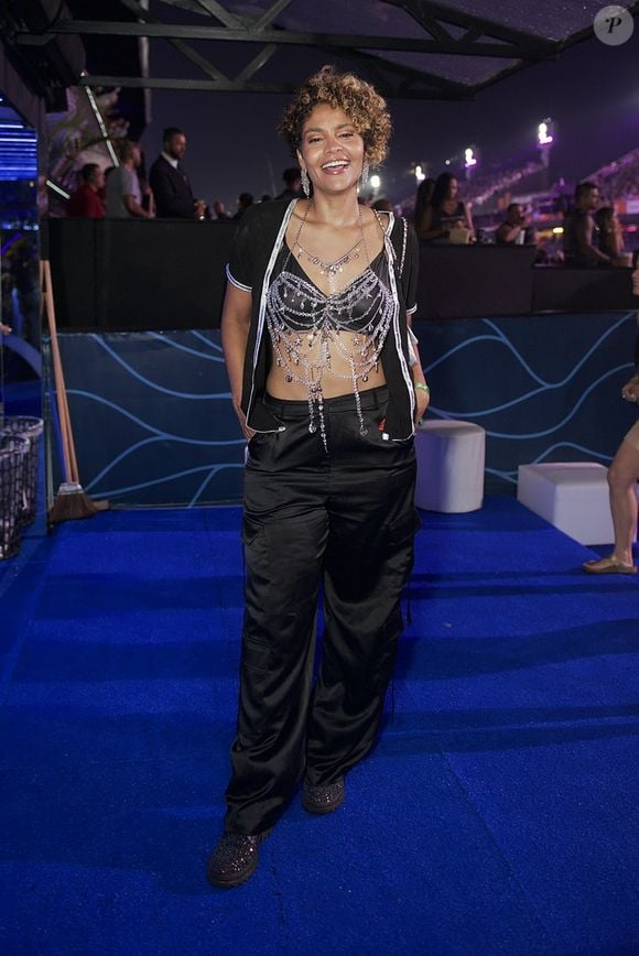 Bárbara Reis deixou a barriga de fora em um look preto repleto de strass