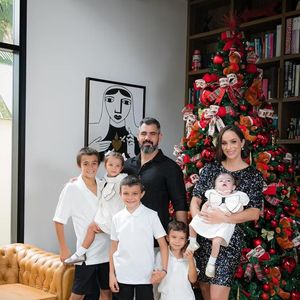 Juliano Cazarré posou com a família de frente para sua árvore de Natal, em outra ocasião. Essa é para aqueles que não abrem mão do tradicional e adoram lacinhos, bichinhos e bolas vermelhas!