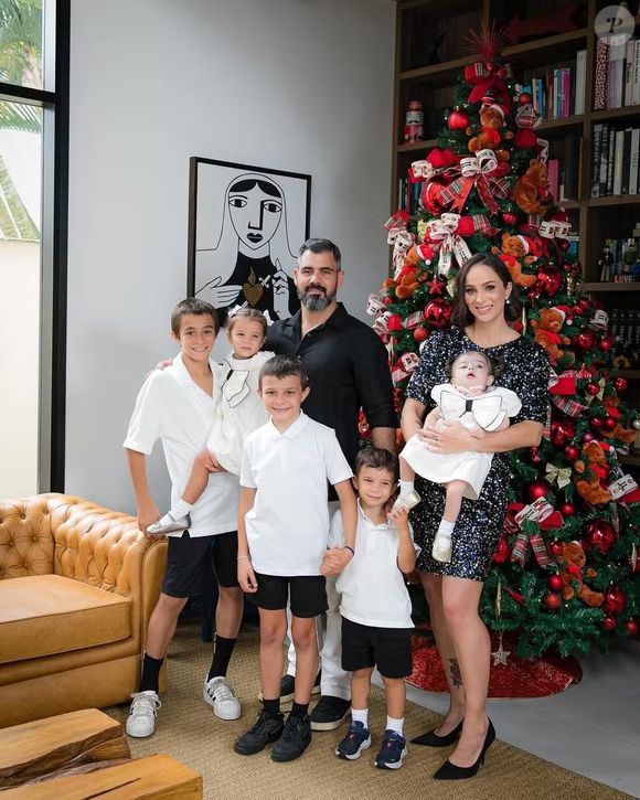 Juliano Cazarré posou com a família de frente para sua árvore de Natal, em outra ocasião. Essa é para aqueles que não abrem mão do tradicional e adoram lacinhos, bichinhos e bolas vermelhas!