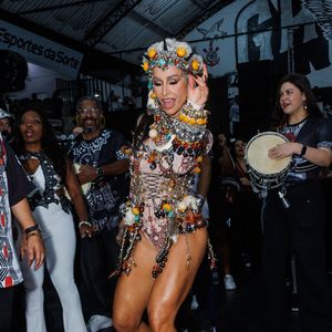 Sabrina Sato é fã de acessórios extravagantes e poderosos em suas produções