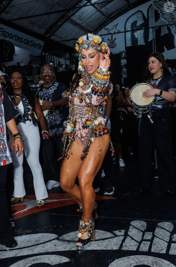 Sabrina Sato é fã de acessórios extravagantes e poderosos em suas produções