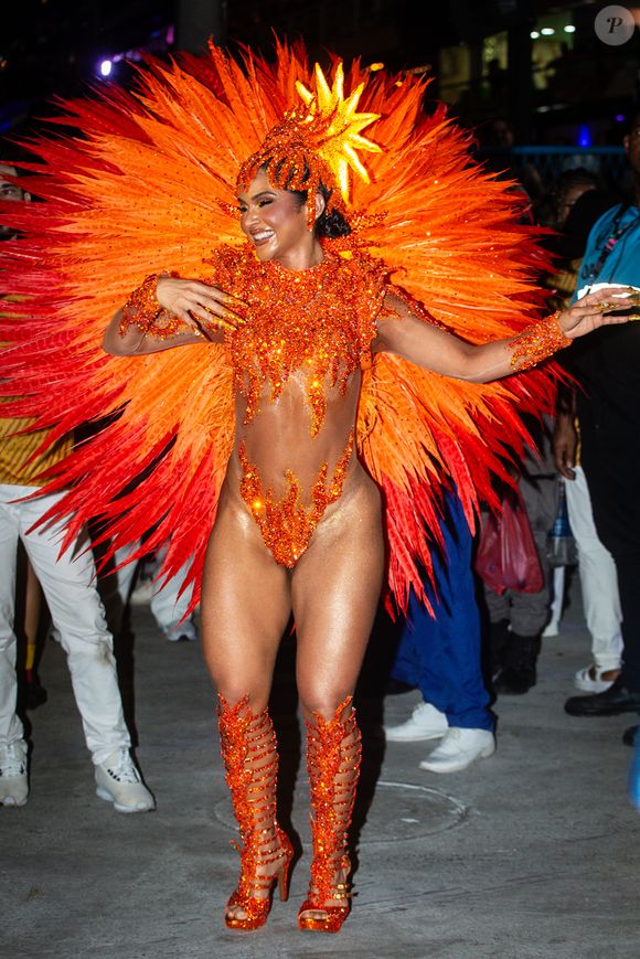 Mileide Mihaile teria que pagar R$ 500 mil para continuar como rainha de bateria, segundo informações do jornal Extra