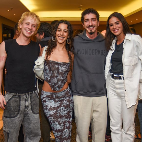 Bruna Marquezine esteve presente na pré-estreia do espetáculo 'Visitando o Sr. Green', realizada no Teatro Renascença, em São Paulo, na noite deste sábado (18).
