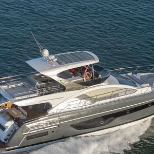 Batizada de Amore Meu, embarcação de luxo integra a rotina de descanso de Bell Marques na Bahia
