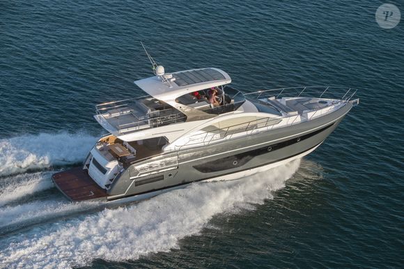 Batizada de Amore Meu, embarcação de luxo integra a rotina de descanso de Bell Marques na Bahia