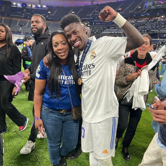 Prestes a estrear na Copa do Mundo 2026, Vini Jr. tomou uma atitude polêmica contra a mãe, Fernanda Cristina