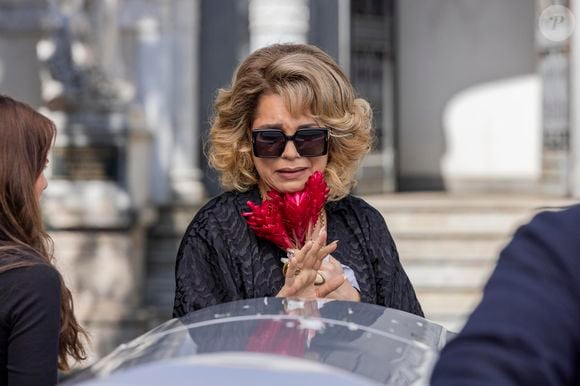Pilar (Isabel Teixeira) vai à delegacia e diz que Adriana fugiu.