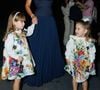 Já as meninas, Maria Alice e Maria Flor, usaram vestidos idênticos da grife Dolce & Gabbana, com estampa floral colorida e valor à venda no e-commerce de luxo Farfetch por R$ 6.344 cada