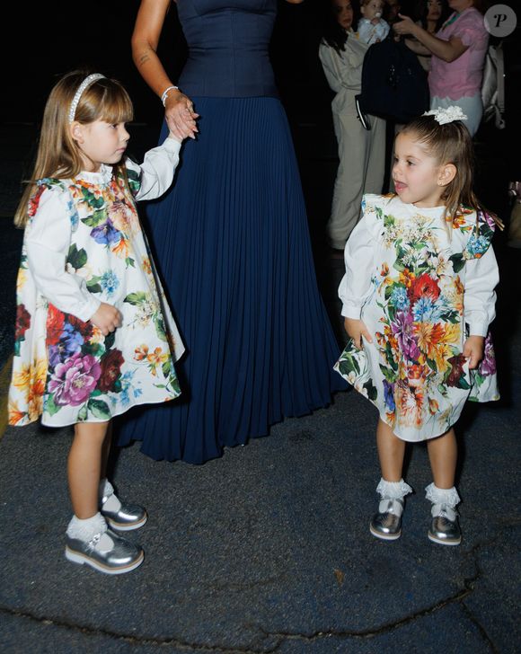 Já as meninas, Maria Alice e Maria Flor, usaram vestidos idênticos da grife Dolce & Gabbana, com estampa floral colorida e valor à venda no e-commerce de luxo Farfetch por R$ 6.344 cada