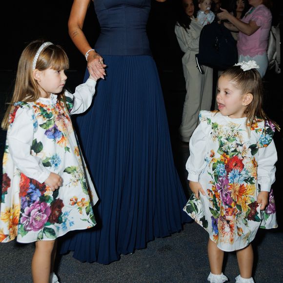 Já as meninas, Maria Alice e Maria Flor, usaram vestidos idênticos da grife Dolce & Gabbana, com estampa floral colorida e valor à venda no e-commerce de luxo Farfetch por R$ 6.344 cada