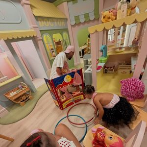 Bruna Biancardi também mostrou Neymar brincando com as filhas em uma casinha de boneca gigante