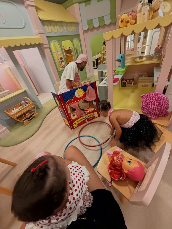 Bruna Biancardi também mostrou Neymar brincando com as filhas em uma casinha de boneca gigante