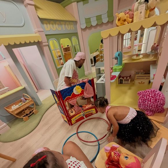 Bruna Biancardi também mostrou Neymar brincando com as filhas em uma casinha de boneca gigante