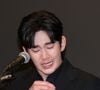 Kim Soo-hyun chorou bastante diante da imprensa