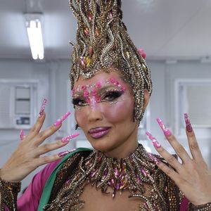 Carnaval 2026: a cantora Karinah investiu em maquiagem rosa para desfilar como musa da Mangueira