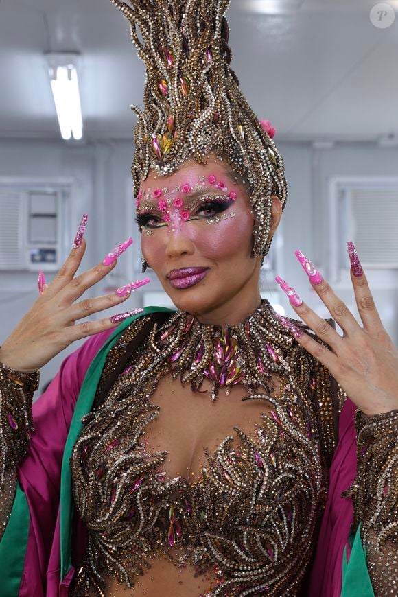 Carnaval 2026: a cantora Karinah investiu em maquiagem rosa para desfilar como musa da Mangueira