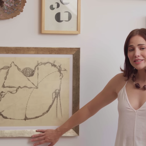 Letícia Colin tem diversos quadros pendurados na parede, incluindo um em que é representada nua durante sua gravidez