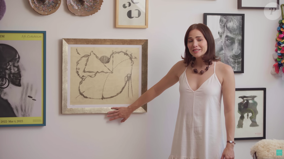 Letícia Colin tem diversos quadros pendurados na parede, incluindo um em que é representada nua durante sua gravidez