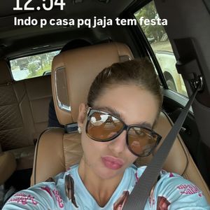 Outro detalhe observado é que o ex-casal ainda segue usando alianças.