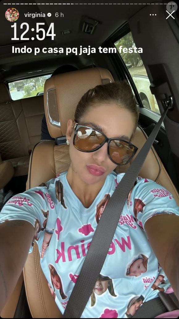 Outro detalhe observado é que o ex-casal ainda segue usando alianças.