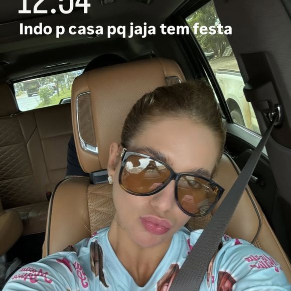 Outro detalhe observado é que o ex-casal ainda segue usando alianças.