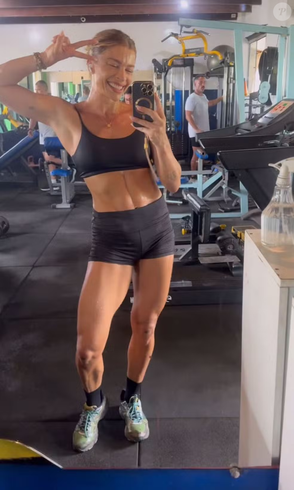 Grazi Massafera exibe shape sarado em selfie na academia