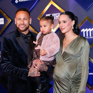 Filha de Bruna Biancardi, Mavie foi comparada ao pai, Neymar, pelo hábito de passar a língua nos lábios