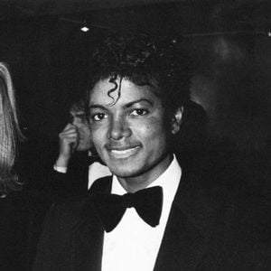 O interesse de Michael Jackson pelos direitos autorais aumentou quando seu advogado, John Branca, revelou que o catálogo da ATV Music estava à venda e incluía a Northern Songs, empresa criada pelos Beatles na década de 1960, conforme reportagem do Los Angeles Times.