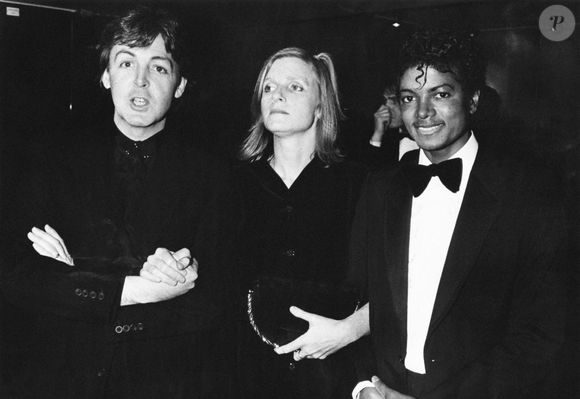 O interesse de Michael Jackson pelos direitos autorais aumentou quando seu advogado, John Branca, revelou que o catálogo da ATV Music estava à venda e incluía a Northern Songs, empresa criada pelos Beatles na década de 1960, conforme reportagem do Los Angeles Times.