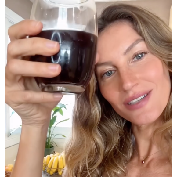 Chá gelado de sabugueiro é o favorito de Gisele Bündchen para começar o dia bem e aumentar sua imunidade