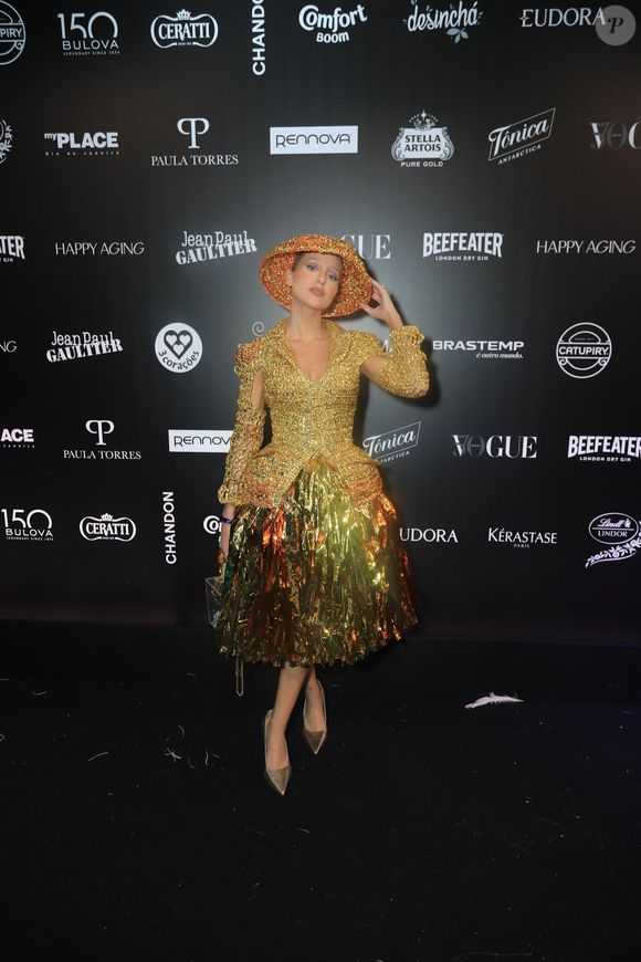 Malu Borges apostou no dourado e brilho para seu look no Baile da Vogue