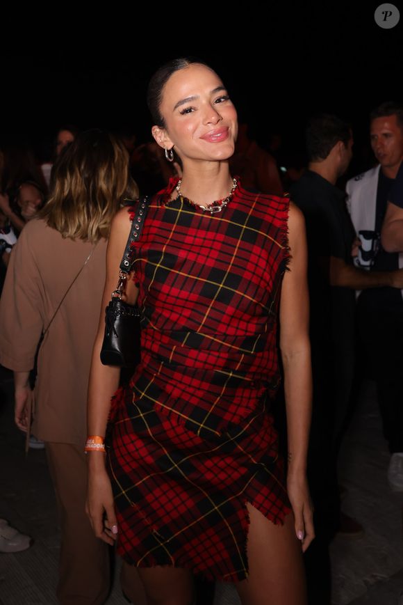 Com maquiagem fresh e com toque coral, a atriz completou o look com penteado em coque baixo, fácil e prático de reproduzir em casa