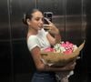 Namorada de Rayssa Leal, a influencer Duda Wilken já surgiu com o mesmo buquê de flores da skatista