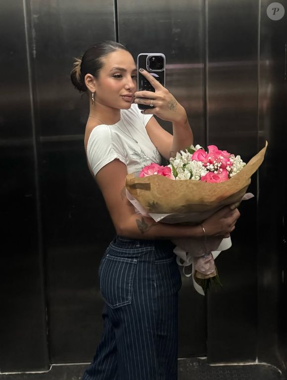 Namorada de Rayssa Leal, a influencer Duda Wilken já surgiu com o mesmo buquê de flores da skatista