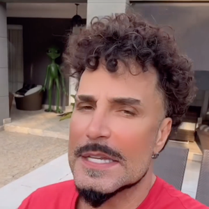 "Latino tira a harmonização que não ficou bom não irmão" e "Eu só reconheci quando li o nome, nossa", comentaram internautas no post de Latino