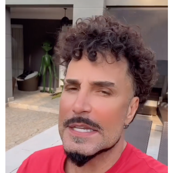 "Latino tira a harmonização que não ficou bom não irmão" e "Eu só reconheci quando li o nome, nossa", comentaram internautas no post de Latino