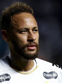 Do 'eu te amo' à revolta: Neymar é cercado por crianças, enquanto irmã do jogador vira alvo de ataques de torcida rival em estádio. Veja!