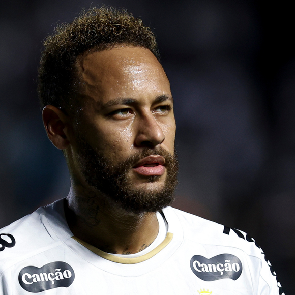 Do 'eu te amo' à revolta: Neymar é cercado por crianças, enquanto irmã do jogador vira alvo de ataques de torcida rival em estádio. Veja!