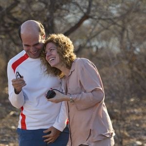 O autor George Moura e Patricia Pillar riem juntos nos intervalos de gravação de 'Amores Roubados', trama que fez sucesso