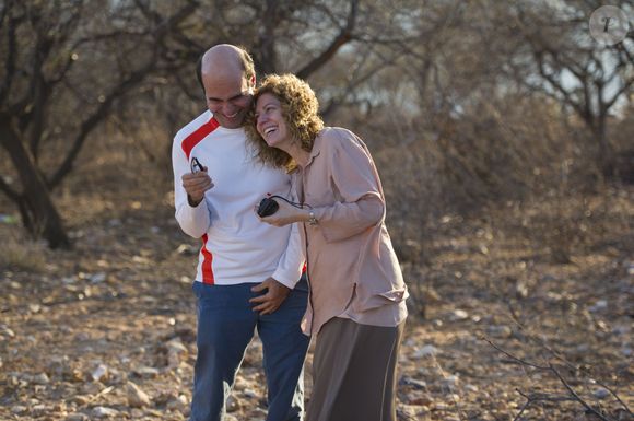 O autor George Moura e Patricia Pillar riem juntos nos intervalos de gravação de 'Amores Roubados', trama que fez sucesso