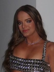 Aos 16 anos, Rafaella Justus estreia na Sapucaí com look vazado; Ticiane, Ana Paula Siebert e famosas elogiam beleza da jovem: 'Vai quebrar tudo'