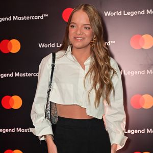 Rafaella Justus escolheu uma camisa branca cropped de modelagem ampla, com mangas longas e gola clássica