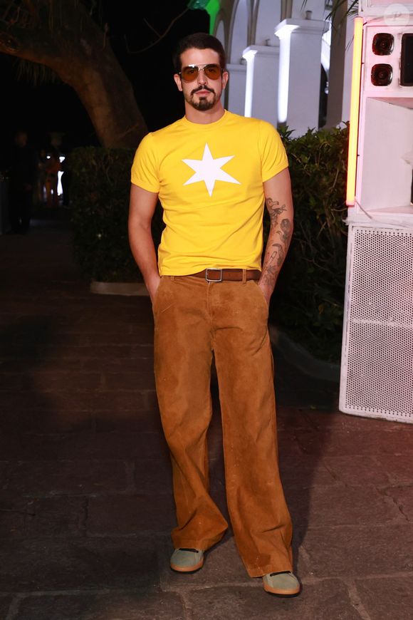 Enzo Celulari curtia o Carnaval de Salvador quando foi perguntado por um portal e falou sobre Marquezine