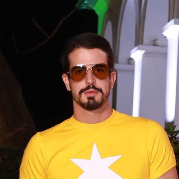 Enzo Celulari curtia o Carnaval de Salvador quando foi perguntado por um portal e falou sobre Marquezine