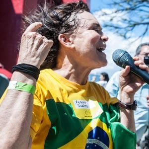 Regina Duarte ficou 74 dias à frente da Secretaria Especial da Cultura durante o governo Jair Bolsonaro. Em outubro de 2026, a atriz voltou ao noticiário político ao ironizar adesivos de Lula e fazer o 22 para Flávio Bolsonaro
