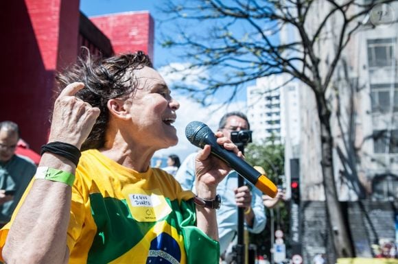 Regina Duarte ficou 74 dias à frente da Secretaria Especial da Cultura durante o governo Jair Bolsonaro. Em outubro de 2026, a atriz voltou ao noticiário político ao ironizar adesivos de Lula e fazer o 22 para Flávio Bolsonaro