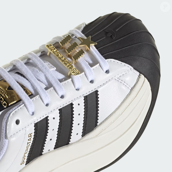 O Adidas Superstar Bold combina design atemporal, inspiração retrô e plataforma elevada, tornando-se uma alternativa elegante aos tradicionais Gazelle e Samba