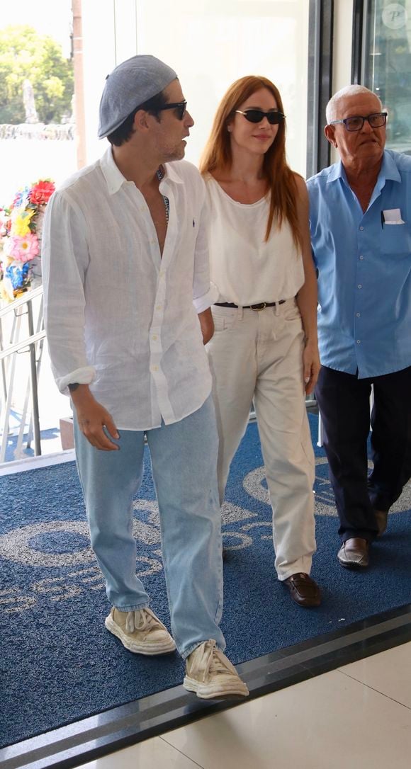 3. Giovanna Ewbank esteve ao lado do marido, Bruno Gagliasso, no velório de Paulo César Pereira Marques, pai do ator, nesta terça-feira (29). Para a ocasião, a apresentadora usou regata branca, calça de alfaiataria creme, cinto fino escuro, sapatos marrons e óculos de sol no estilo gatinho