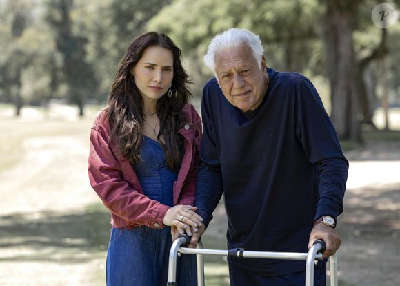 Antonio Fagundes ao lado de Leticia Colin na novela 'Quem ama, cuida'; personagens Arhtur Brandão e Adriana